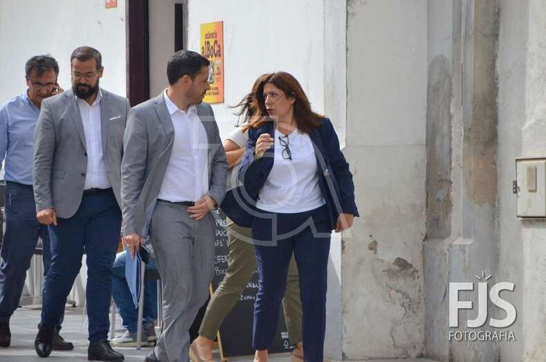 El alcalde Héctor Suárez y la vicealcaldesa Carmen Hernández conversan camino de la ermita de San Pedro Mártir (Foto TA)